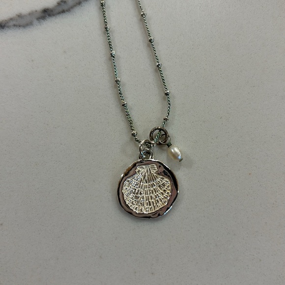 Silver necklace with extended closure. - Picture 2 of 3